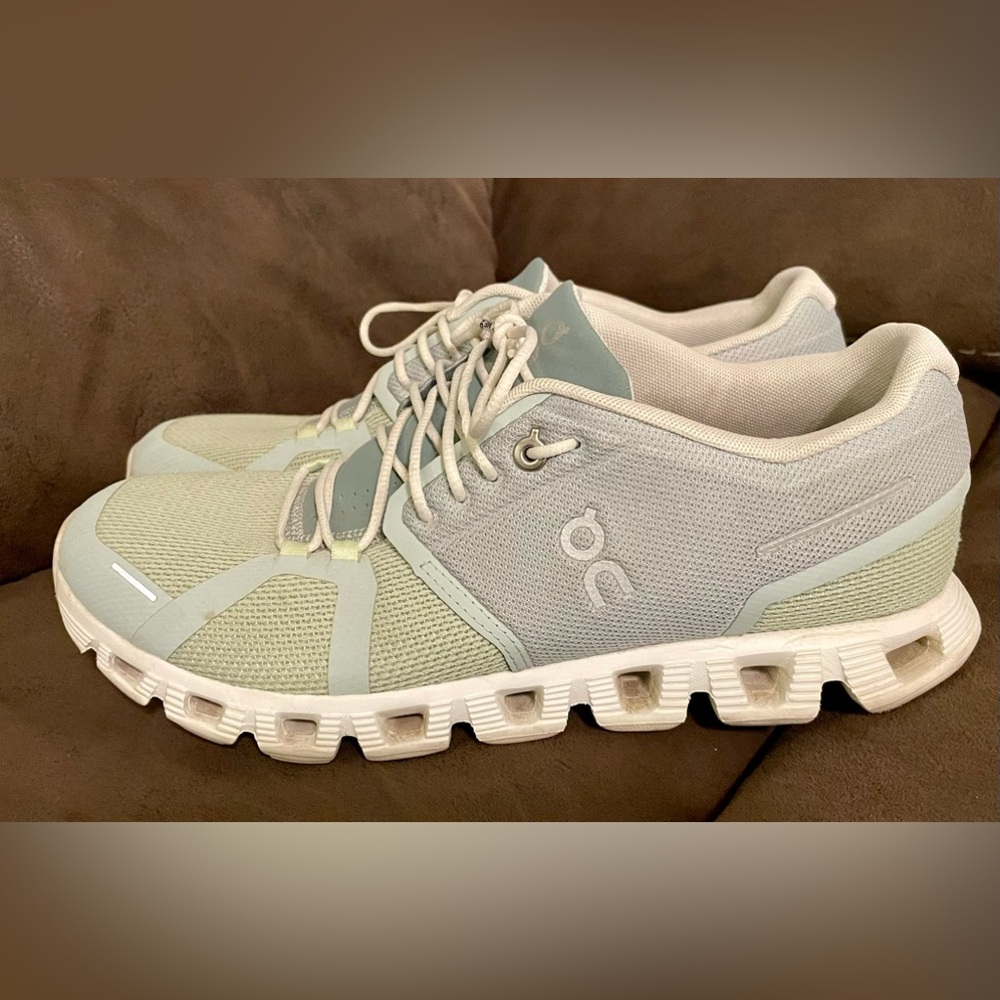 Women’s size 10, OnCloud 5 Combo, glacier/meadow color. Hardly worn!